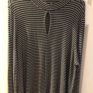 American eagle long sleeve top with peep hole